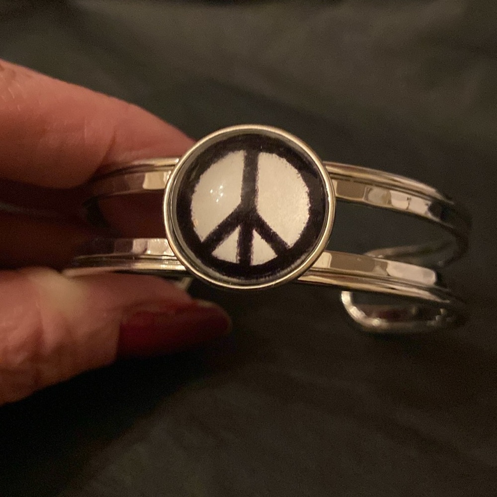 - - Peace Sign Snap Button Bracelet Cuff - Picture 4 of 7